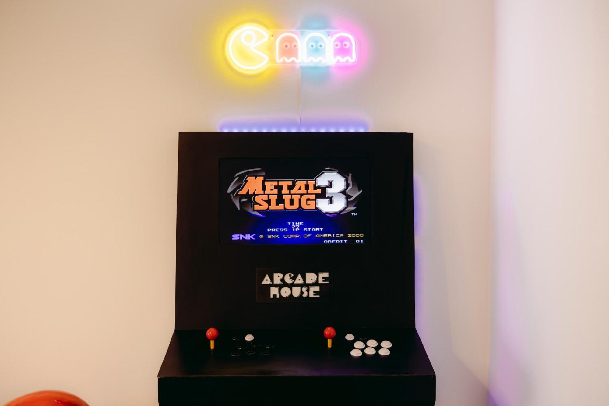 Arcade House Verona Fiera Netflix + Videogame Exterior foto